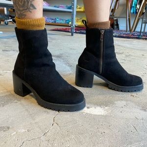 Suede urban outfitters boots US 5